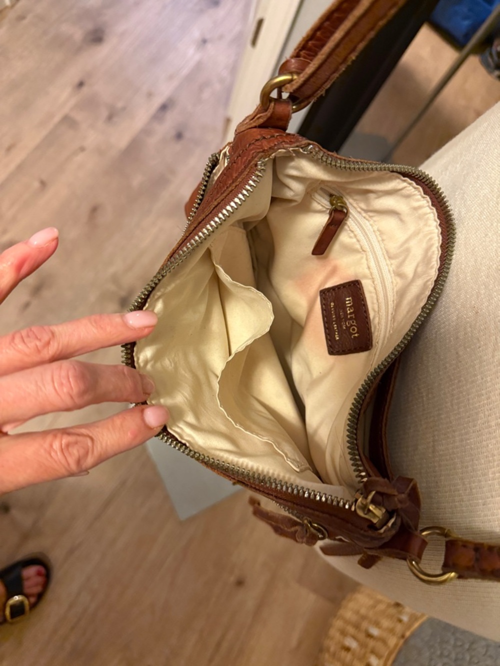Margot New York - Genuine Leather Crossbody Bag in Cognac Brown - Picture 4 of 10